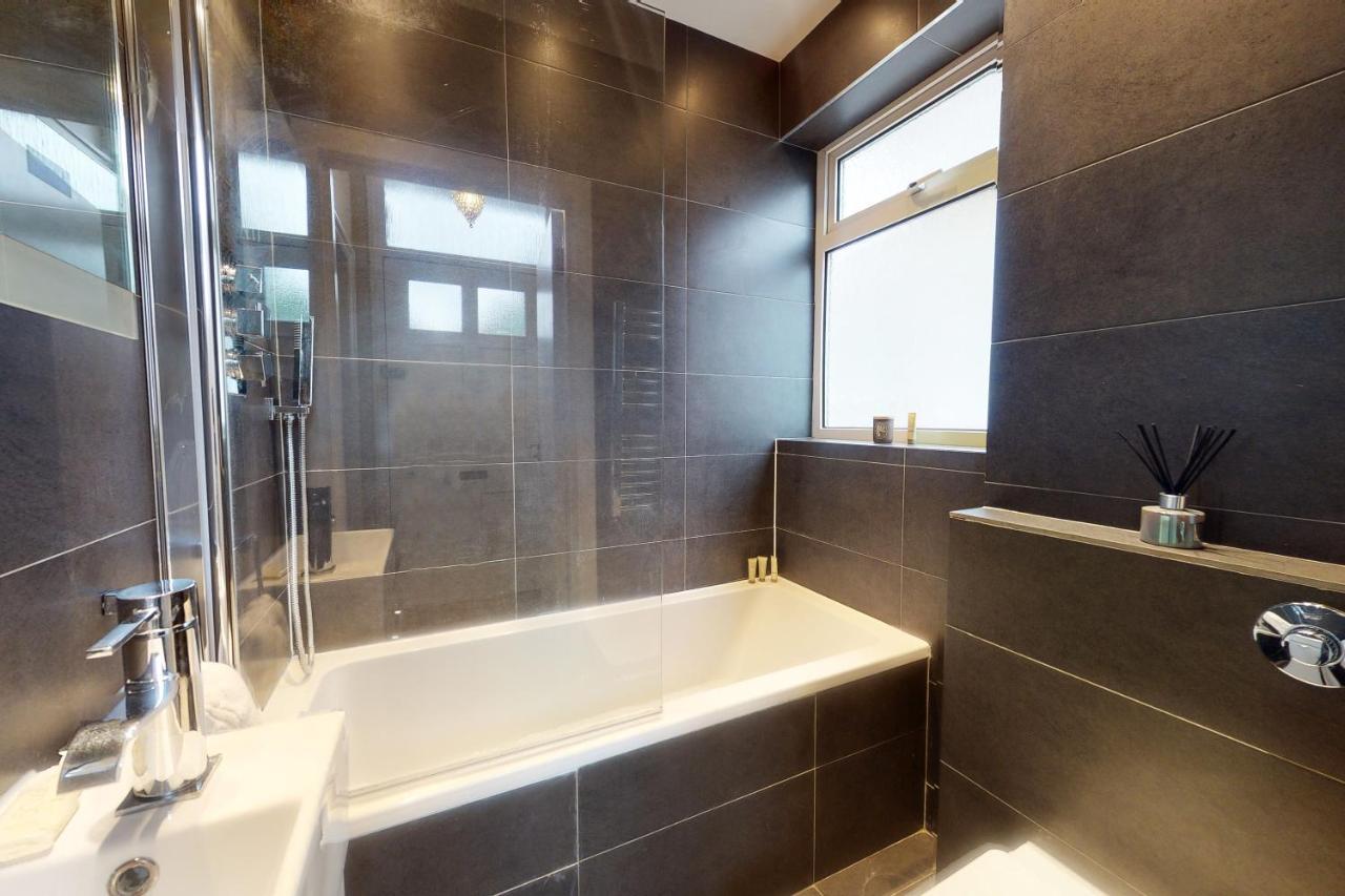 Super 1 Bedroom Flat In Hendon Near Middlesex University With Private Parking 외부 사진